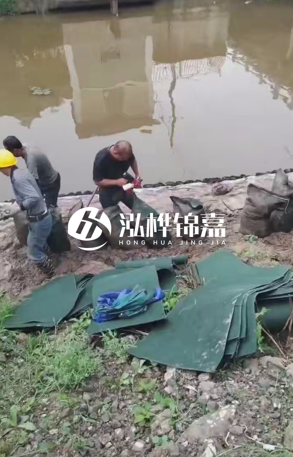鄭州專業(yè)挖機(jī)打木樁-地基加固中挖機(jī)打木樁的優(yōu)勢(shì)？