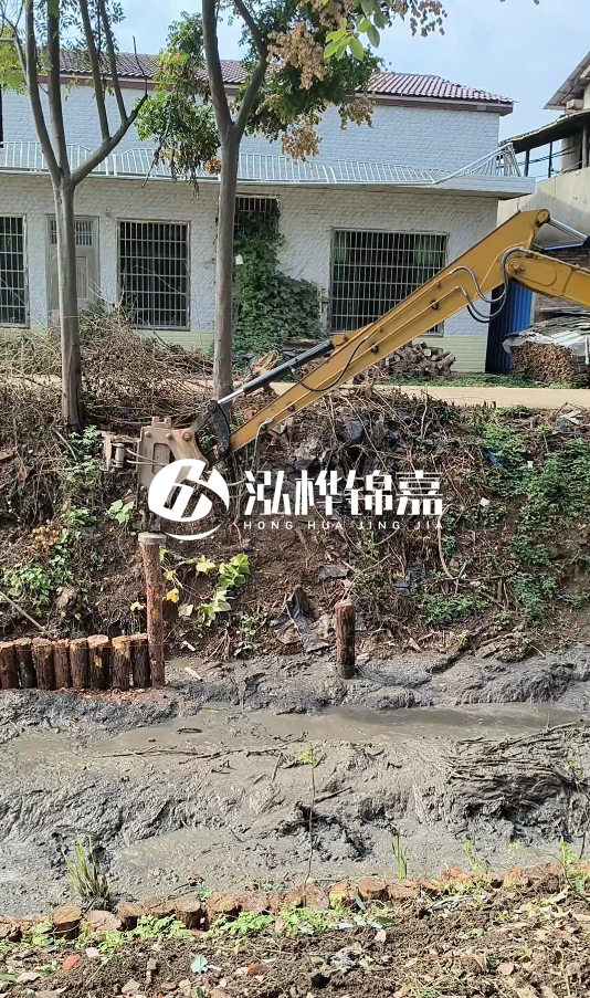 三明挖機打木樁專業(yè)施工-河道邊打木樁如何防止木樁傾斜？