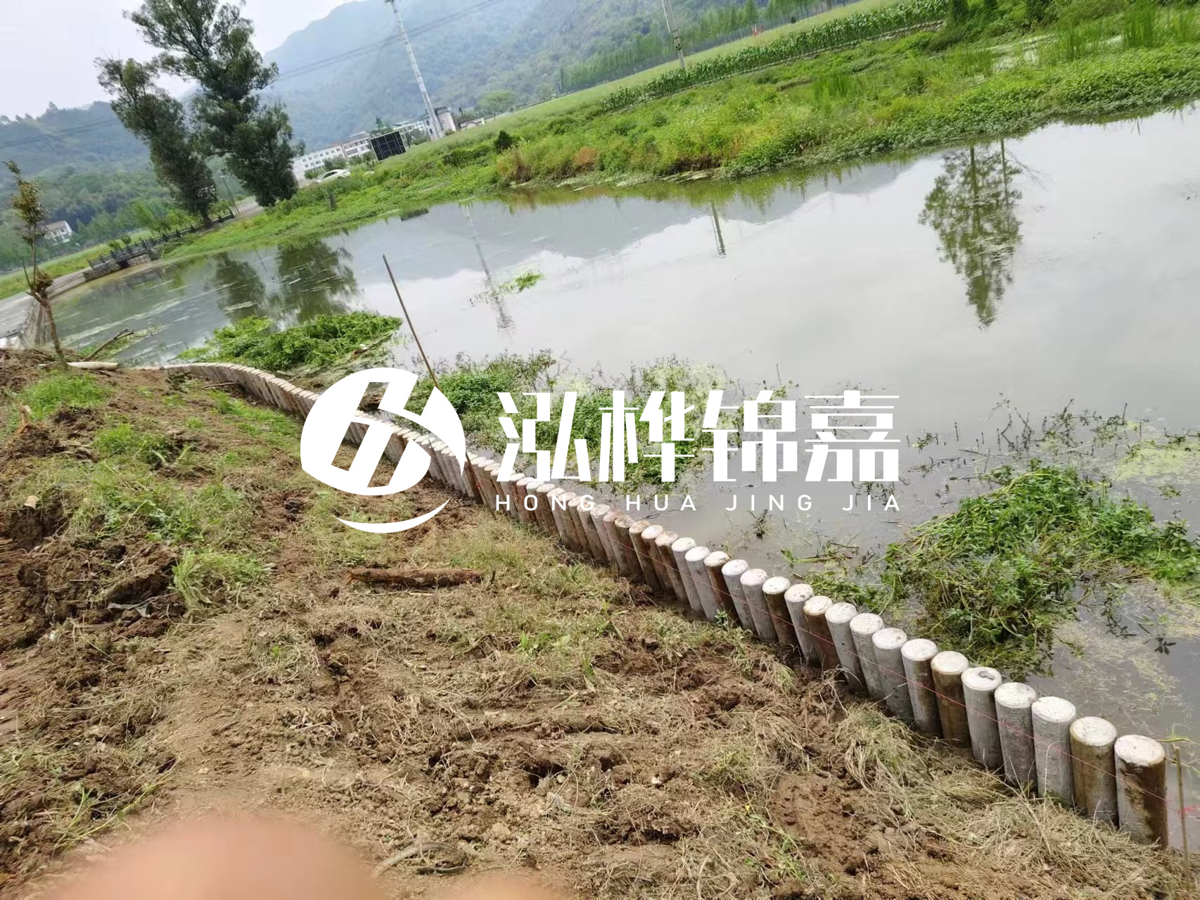 安順市挖機(jī)打木樁專業(yè)施工-河道水泥樁護(hù)坡多少錢(qián)一米？